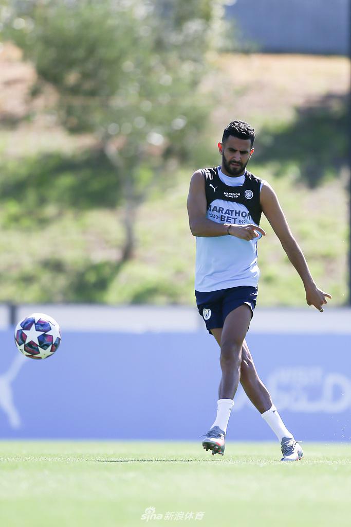 全队训练结束围成一圈，大家手臂搭着肩膀，齐声高喊口号，凝聚团队力量，为即将到来的欧冠决战注入最后的强心剂