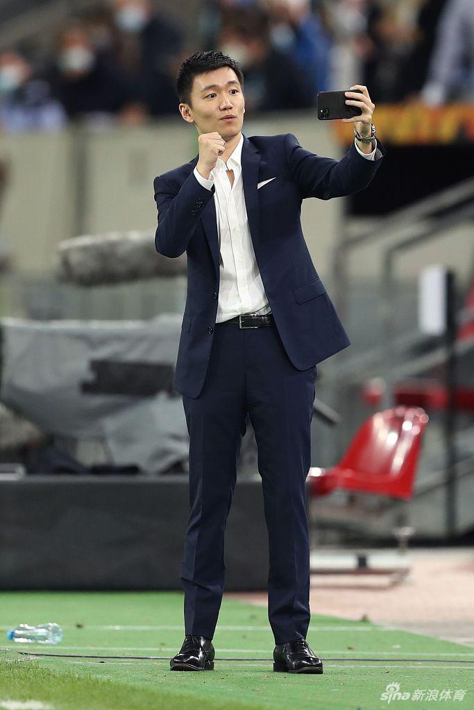 张康阳举起手机，记录下这一刻的疯狂。镜头之中，身后的欧联杯半决赛场地成为了背景，他握紧拳头，神情坚定而自豪，仿佛在向世界宣告：属于国际米兰的时代，正在归来。