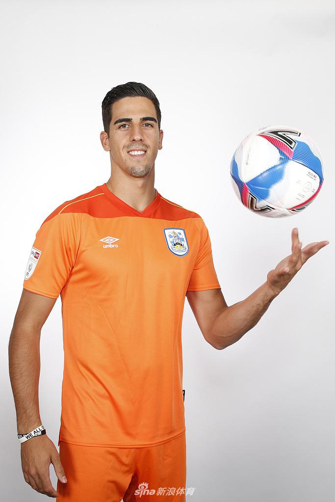 訓練尾聲，佩雷拉獨自坐在草坪上整理手套，夕陽的餘暉勾勒出他的側影，這靜謐的一幕仿佛預示著大戰來臨前的短暫安寧與沉思。