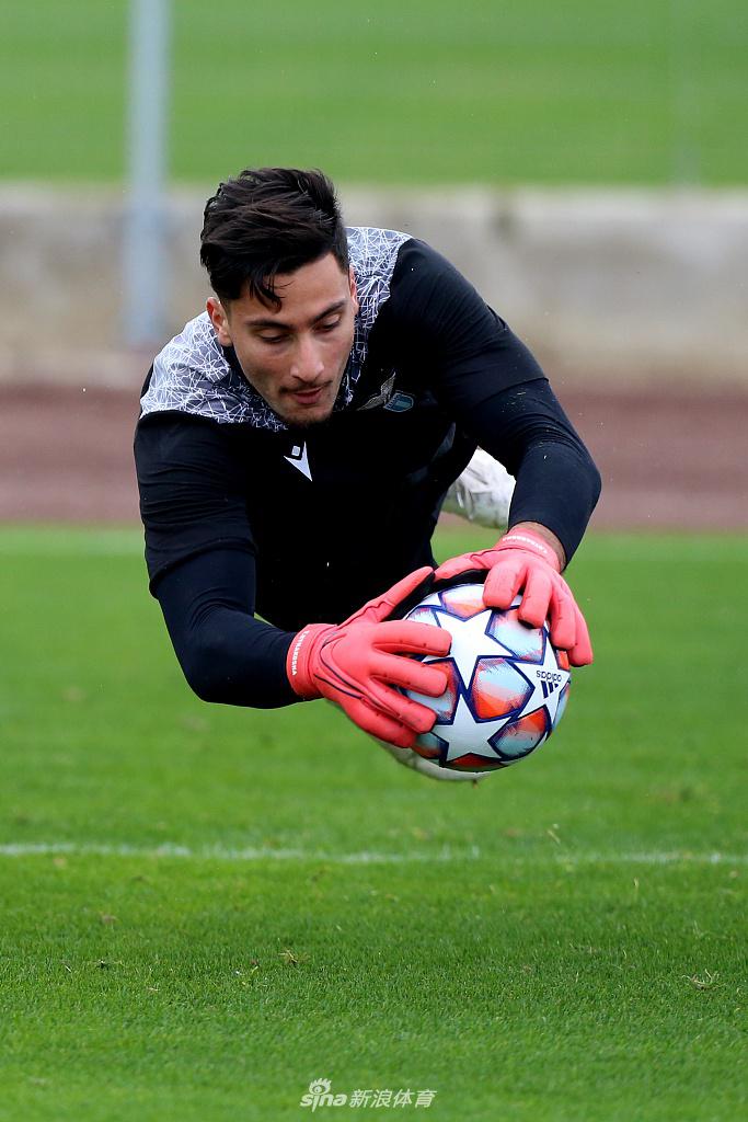 中场核心阿尔贝托在训练中秀出细腻脚法，专注地进行带球绕杆练习