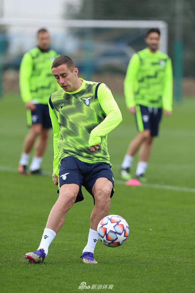 凯塞多在训练结束后，与队友有说有笑地一起进行放松拉伸