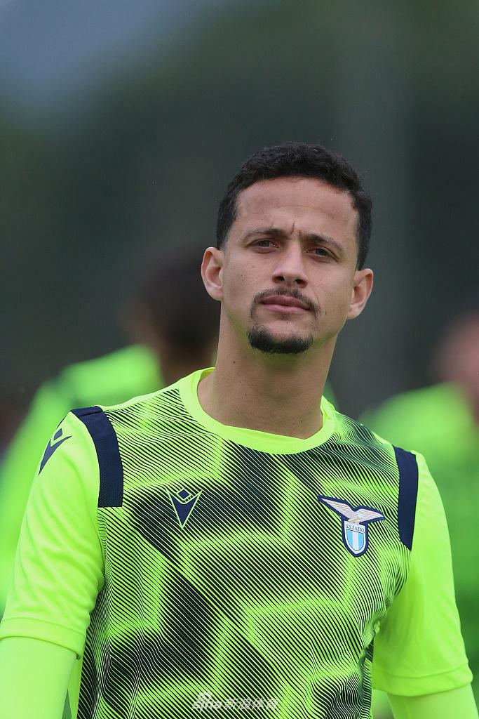 米林科维奇在对抗中高高跃起，与队友争抢头球，展现了强大的空中统治力