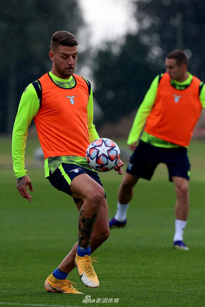 全队在训练尾声围拢在一起，高喊口号，凝聚团队士气