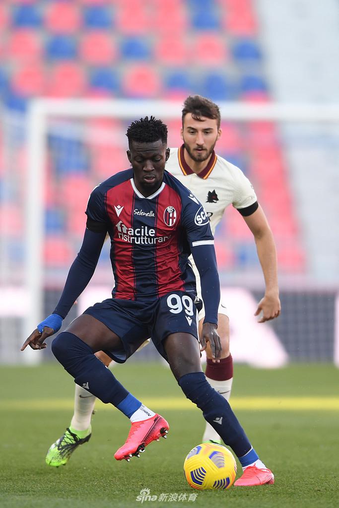 博洛尼亚球员们低垂着头，眼神中充满了迷茫与无助，他们叉着腰站在草皮上，彼此之间沉默不语，身后的比分牌显得格外刺眼，主场的球迷们难掩失望之情，整个达拉拉球场笼罩在一片凝重的气氛中。