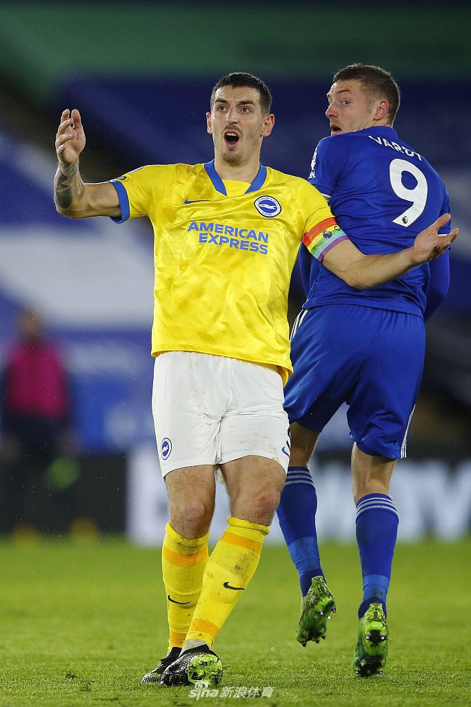 在取得领先后，莱斯特城的防守球员依然没有丝毫松懈，飞身铲球奋力化解对方的反击，用坚韧的防守确保球门不失。