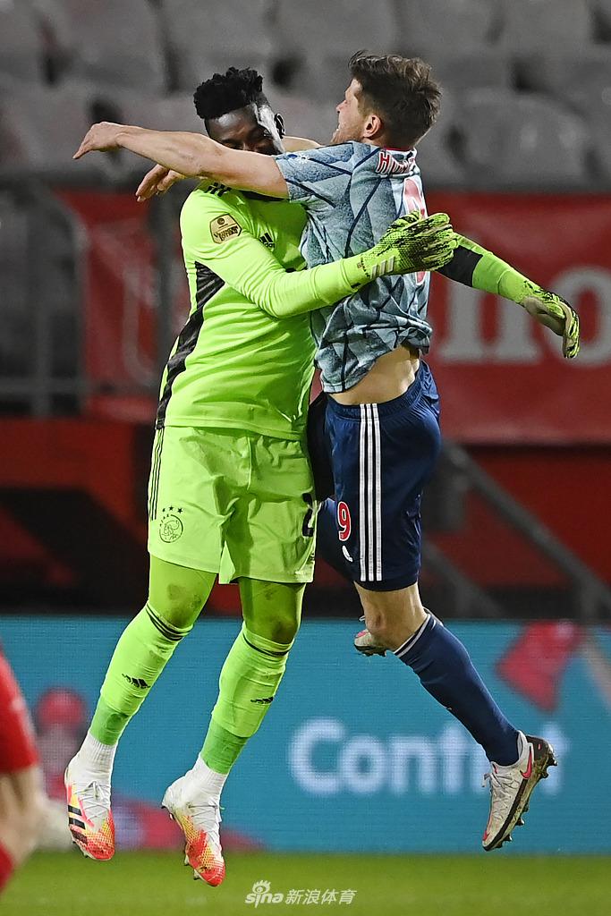 电光火石间，阿贾克斯边锋安东尼如利刃出鞘，他轻巧地卸下高空来球，眼神中透露着对胜利的渴望与下一步突破的思考。