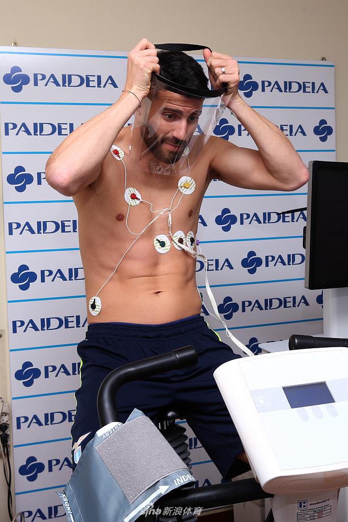 训练中的穆萨基奥全神贯注，汗水浸湿了他的金色长发，坚毅的表情显示了他要在新东家重新证明自己价值的决心