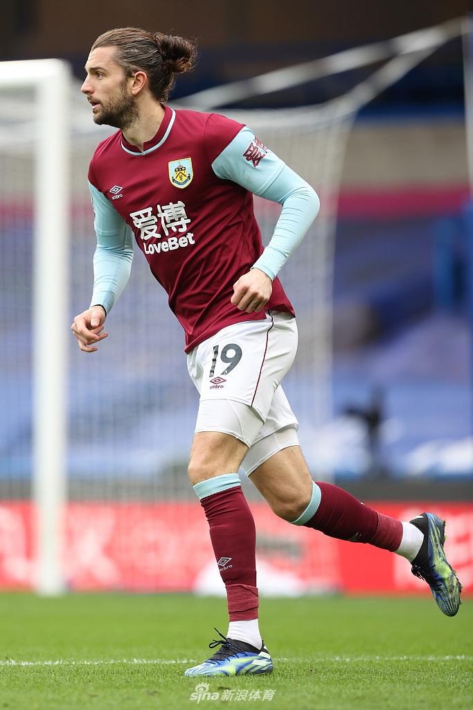 进球后的阿斯皮利奎塔被队友奥多伊和芒特紧紧拥抱，三人脸上洋溢着灿烂笑容，队长袖标在他手臂上格外醒目，这是团队足球的完美写照。