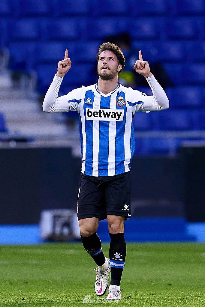 中国球星武磊在比赛尾声替补登场，他在场上奋力奔跑，眼神中透露出对改变战局的渴望与坚定