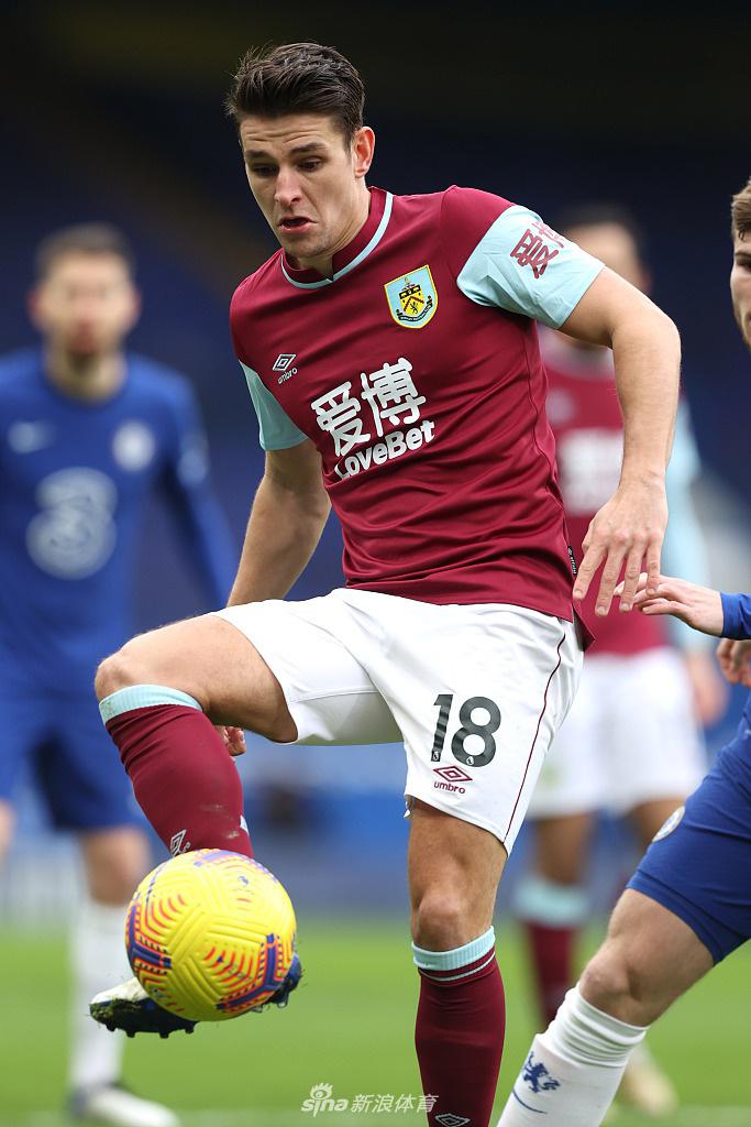 比赛结束后，切尔西众将围成一圈相互鼓劲，新帅图赫尔在场边握拳庆祝，脸上露出满意笑容，斯坦福桥球场洋溢着胜利的喜悦。