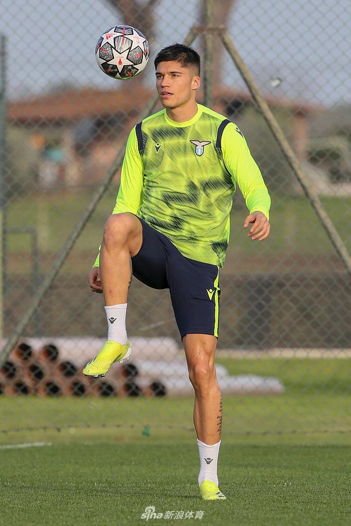 门将佩佩·雷纳在训练中飞身扑救，指尖几乎触碰到了飞速旋转的皮球。这位经验丰富的老将目光如炬，深知第二天他将面对的是一台由世界级射手驱动的进球机器。