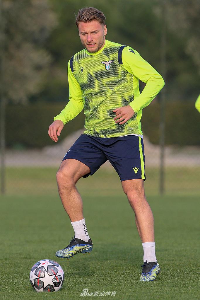 在新闻发布厅的闪光灯下，因扎吉教练紧锁眉头却目光坚定，他用手势比划着战术，向媒体阐述着面对卫冕冠军拜仁慕尼黑的策略，那是一种知难而上的勇敢。