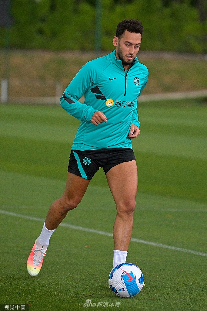 特写镜头下，一位国米球员的眼神坚毅而有力，汗水沿着他的脸颊滑落，背后是模糊的训练场景，这张充满力量感的人像照片，生动诠释了卫冕冠军的决心与意志。