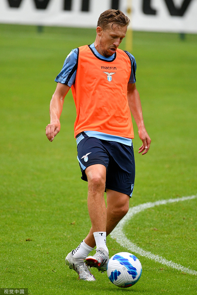 训练进入尾声，一名拉齐奥球员弯腰扶着膝盖，大口喘息着，汗水早已湿透了他的球衣。这个疲惫的背影，是蓝鹰将士为重塑战术体系所付出艰辛努力的真实写照。