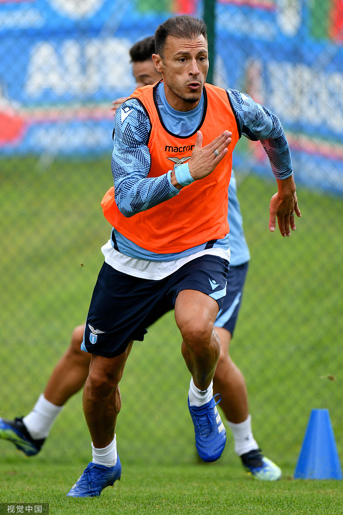 训练场上细雨蒙蒙，主帅萨里双手插兜目光如炬地注视着场内，他的身边是教练组成员，正在利用训练的间歇期，通过手势和话语向球员们强调战术要点。