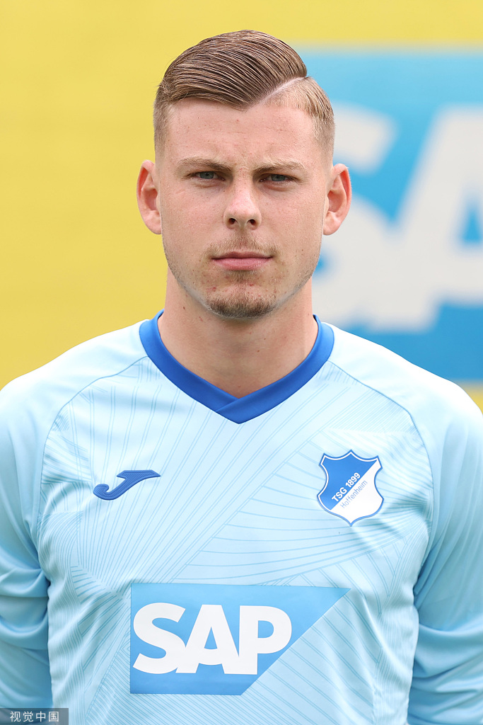 年轻的中场核心鲍姆加特纳在写真拍摄中神情专注，这位奥地利新星承载着霍芬海姆未来的希望，身价与潜力都在逐年攀升。