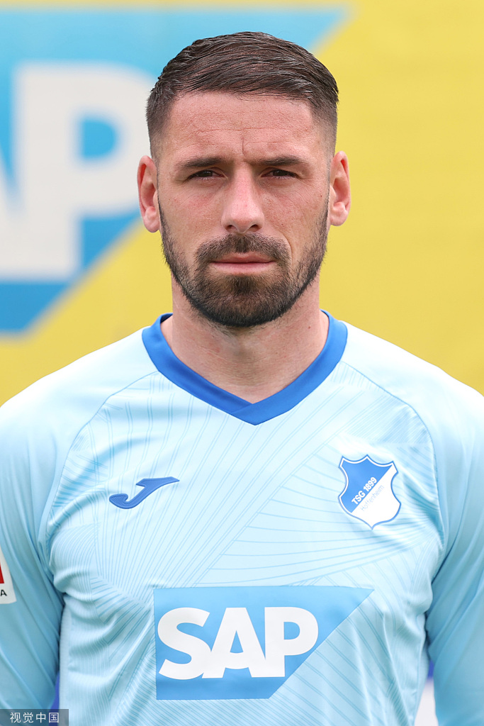 霍芬海姆全体队员在训练场上定格新赛季第一张全家福，后排站立的教练组与蹲在前排的球员们共同构成一个紧密的蓝色大家庭。