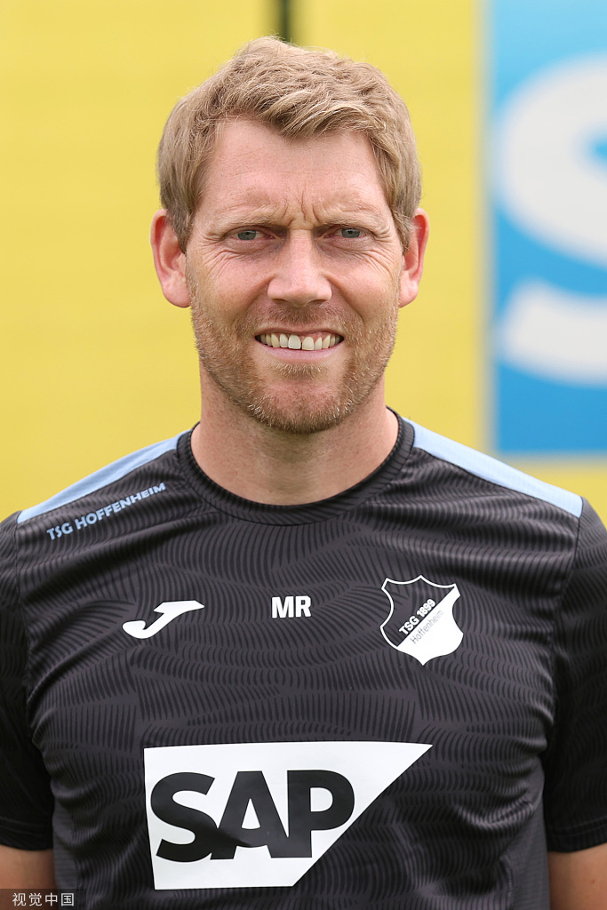 克罗地亚射手克拉马里奇在镜头前露出标志性的自信微笑，他是霍芬海姆进攻线上的大脑与心脏，新赛季的进球重担依然在肩。