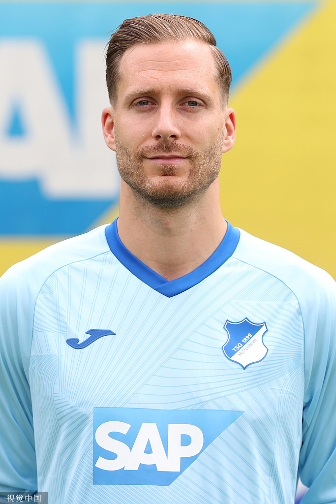 多哥前锋比博在阳光下展示球衣，充满力量感的姿态预示着他在新赛季将是霍芬海姆撕破对手防线的一把锋利尖刀。