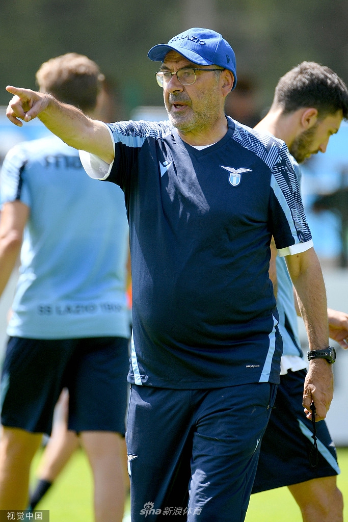 在一次进攻演练中，前锋因莫比莱正侧身准备接应来自中场的直塞球，他的跑位精确地切入了后卫线与门将之间的危险地带。