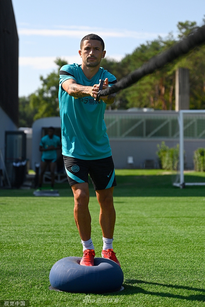 劳塔罗在训练中展现猎豹般的敏锐，他高高跃起尝试射门，眼神中透露出新赛季扛起进攻大旗的决心