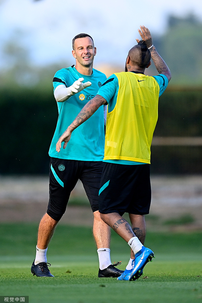 比达尔完成一组训练后独自沉思，微风吹过他坚毅的面庞，身后的训练器材见证了一位老将为重登巅峰所付出的每一滴汗水。