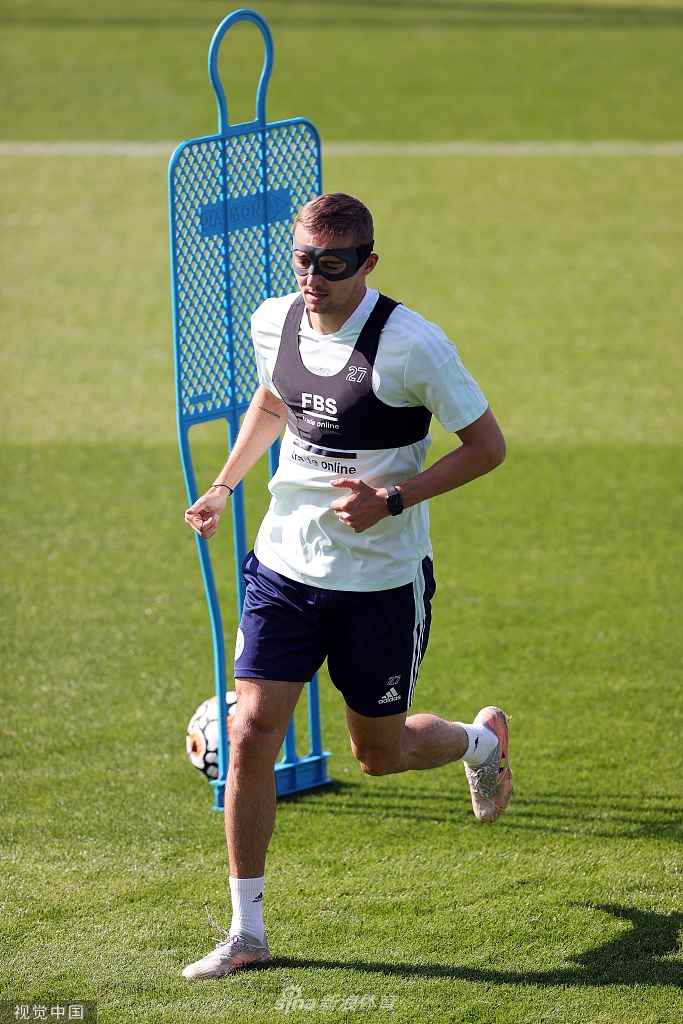 在訓練課的尾聲，一名球員低頭繫緊鞋帶，汗水浸濕了他的球衣，背景是略顯模糊的看台和藍天，這一靜謐的個人時刻，彷彿是漫長賽季開始前最後的平靜。