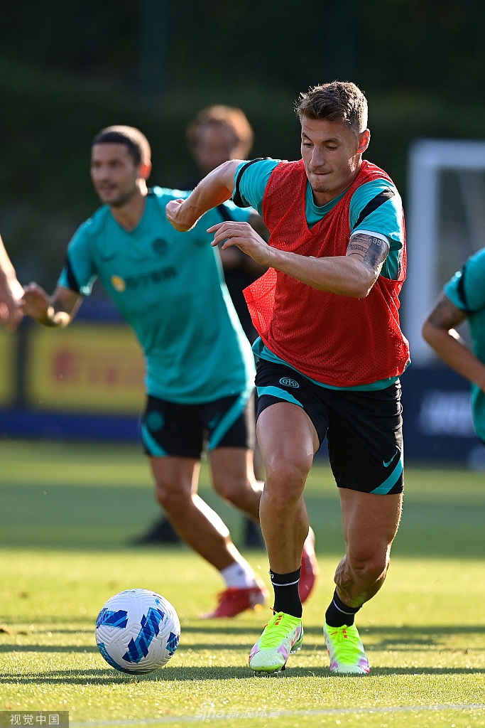 在一片绿色的草坪背景下，一位国米球员的单手撑地，正在进行动态拉伸。阳光洒在他坚毅的侧脸上，这个瞬间不仅展示了身体的柔韧性，更象征着球队在新赛季开始前，为应对漫长赛季而做的柔软与韧性准备。