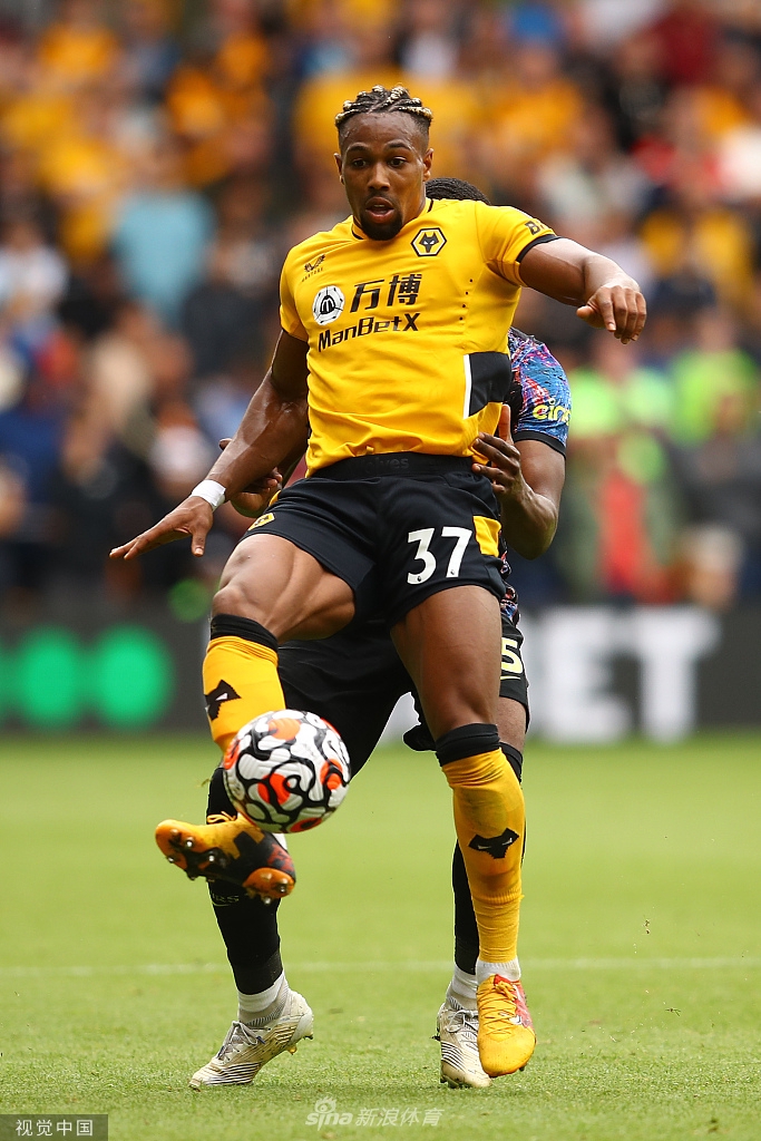 凯恩替补登场，他用力拍了拍胸前的热刺队徽，眼神坚定，准备为球队的胜利倾尽所有。