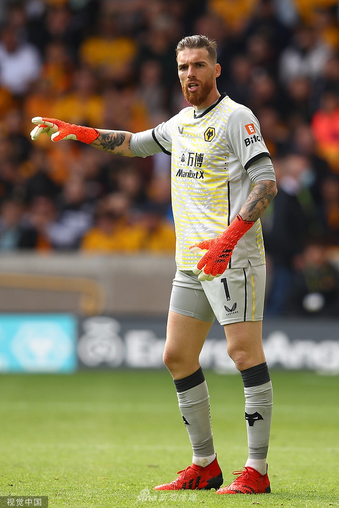 狼队悍将特劳雷利用速度强吃防守球员后送出倒三角传中，皮球如炮弹般掠过门前，引发禁区内一片混乱。