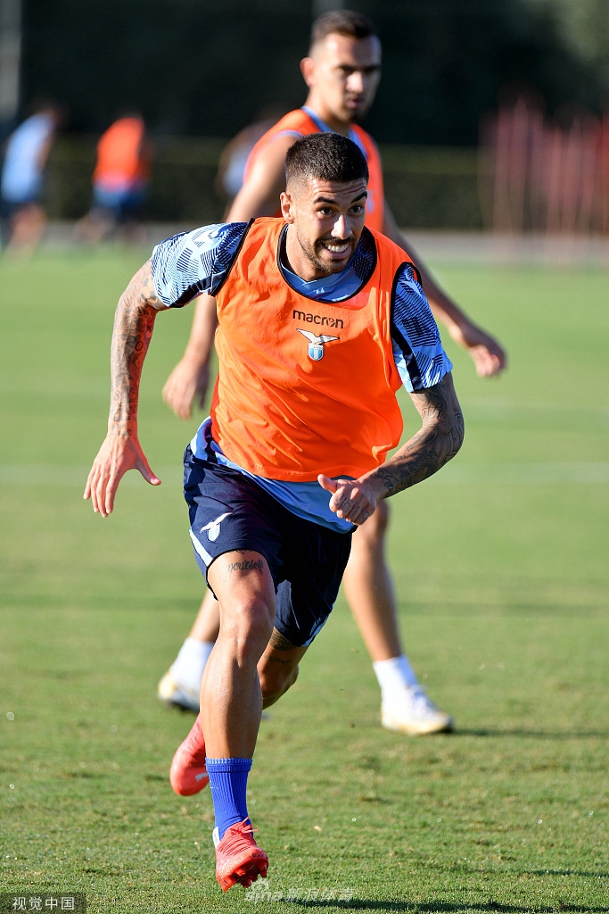 门将佩佩·雷纳在扑救训练中腾空而起，夕阳在他身后拉出长长的影子，每一次飞身都写满对胜利的守护。