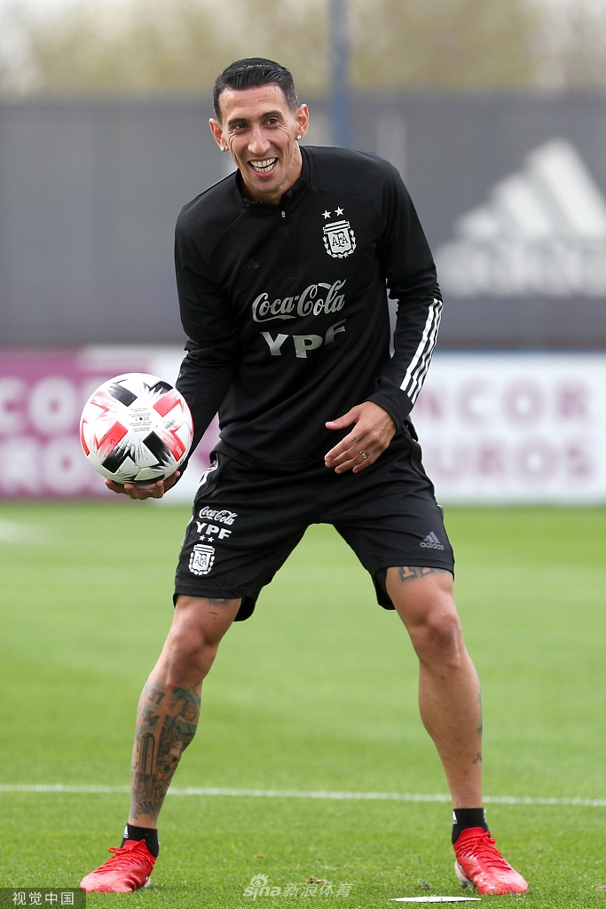 训练中，帕雷德斯以一记势大力沉的远射考验着临时顶替的门将，激烈的对抗预示着球队在困难面前依然保持着强大的进攻火力。