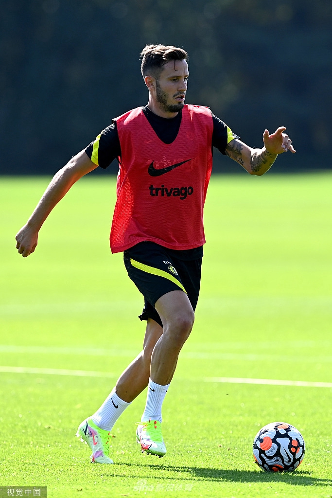 普利西奇在训练中如猎豹般衔枚疾走，脚下的皮球仿佛与他融为一体，他正用速度一次次冲击着边路防线，等待着在维拉公园绽放的那一刻。