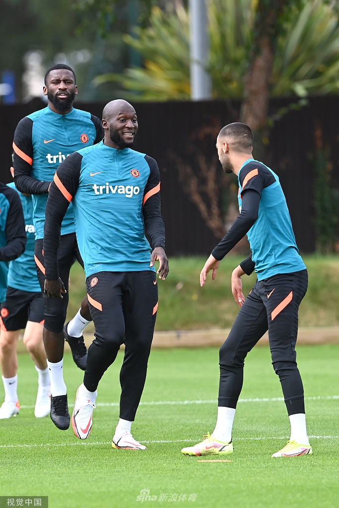 奇尔维尔在训练中神情专注地进行带球练习，尽管新赛季还未获得太多出场时间，但他正在用刻苦的训练等待属于自己的机会。