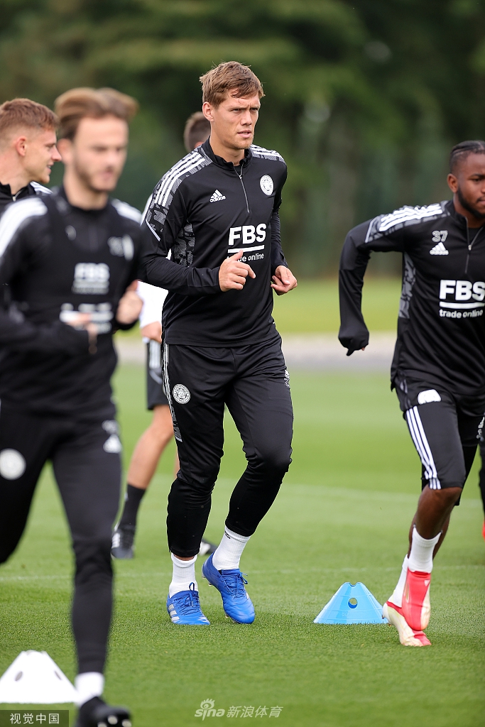 后防中坚埃文斯在训练间隙擦去额头的汗水，神情严肃地望向远方，他深知今晚盯防那不勒斯箭头奥斯梅恩的任务将无比艰巨。