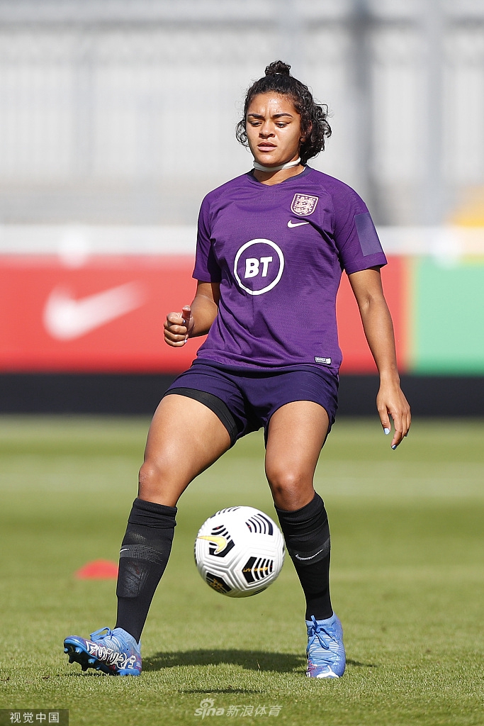 训练场上，一名技术娴熟的英格兰球员正在用假动作试图摆脱防守队员，脚下的皮球仿佛被她施了魔法，灵动而精准。