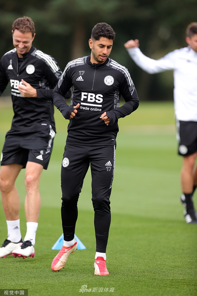 训练场上，麦迪逊秀出标志性的盘带技术，他灵巧地穿过标志盘，整个人的状态显得放松而自信，仿佛已经为即将到来的中场斗法做好了准备。