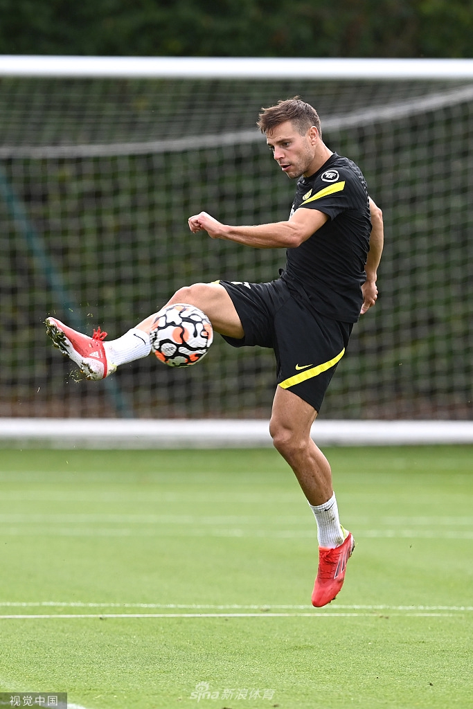 芒特在训练中背身护球，他的重心压得很低，手臂张开感受着身后假想敌的逼近，小腿肌肉线条因为发力而清晰可见，青春的力量感扑面而来。