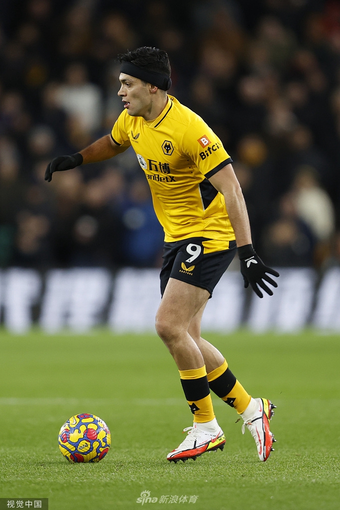 伯恩利门将波普在全场比赛中注意力高度集中，他双拳将球击出禁区，脸上布满汗水，是球队拿分的关键功臣