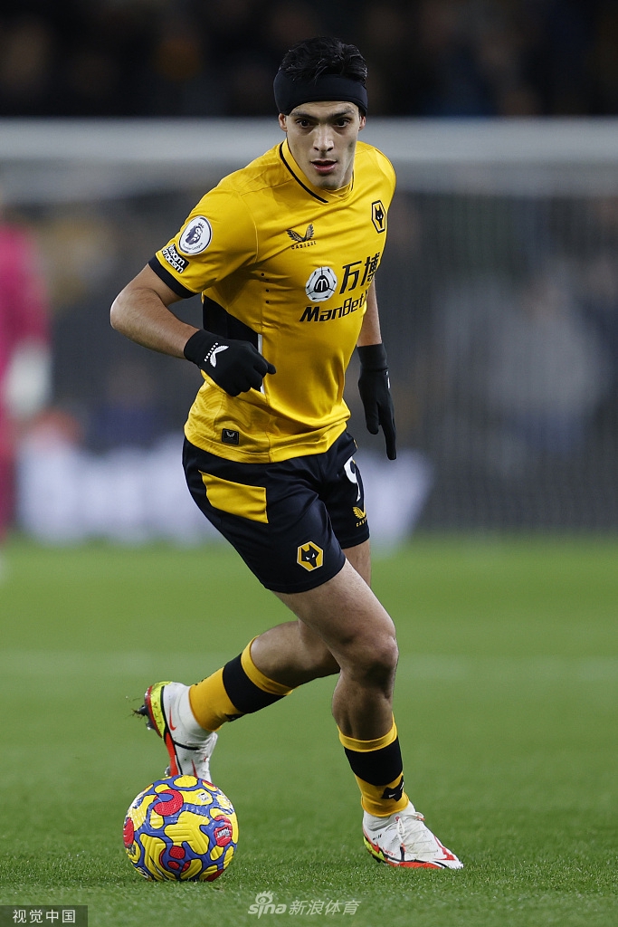 韩国前锋黄喜灿在一次拼抢中倒地，他紧锁眉头望向裁判，湿透的球衣沾满草屑，展现出比赛的激烈程度