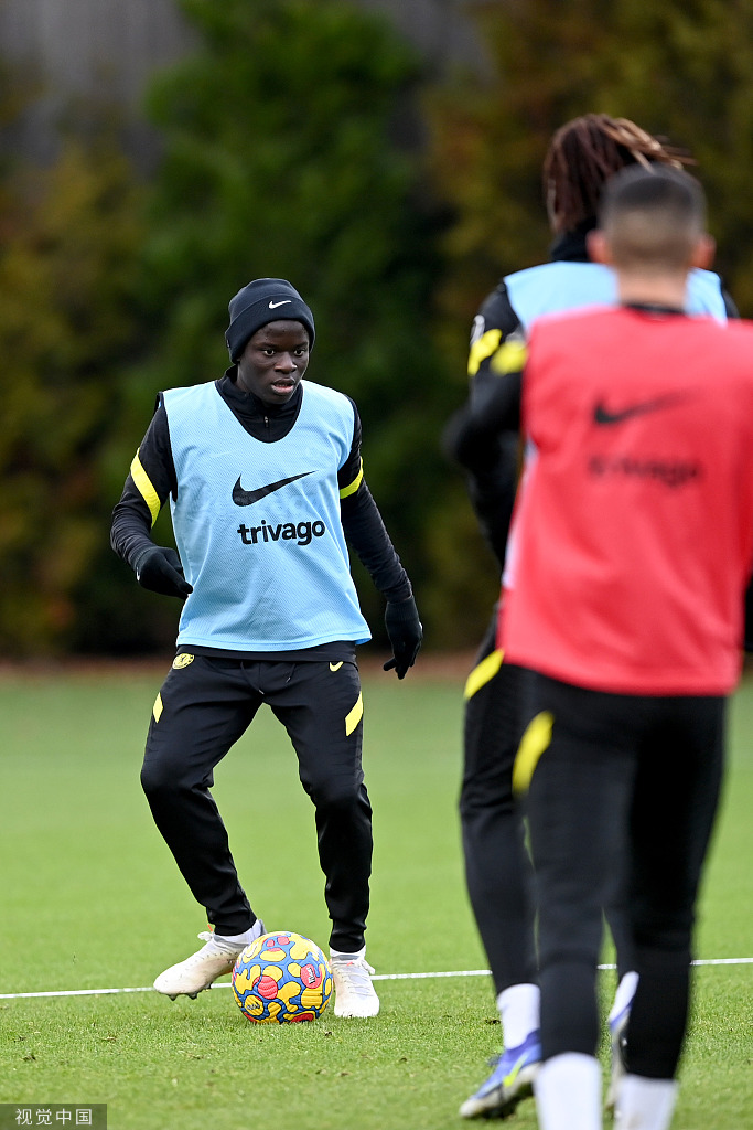 球队门将飞身侧扑，舒展身体奋力封堵近距离劲射