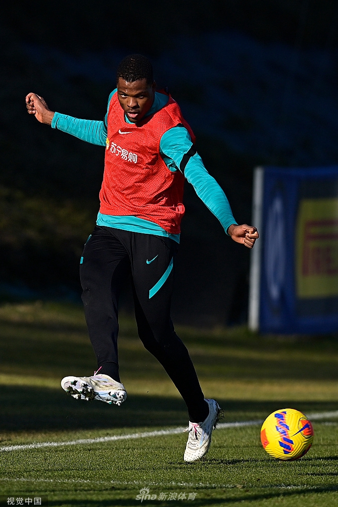 阿根廷前锋劳塔罗·马丁内斯与智利老将阿图罗·比达尔在训练间隙轻松交流，两人脸上洋溢着笑容，展现了更衣室内良好的团队氛围。