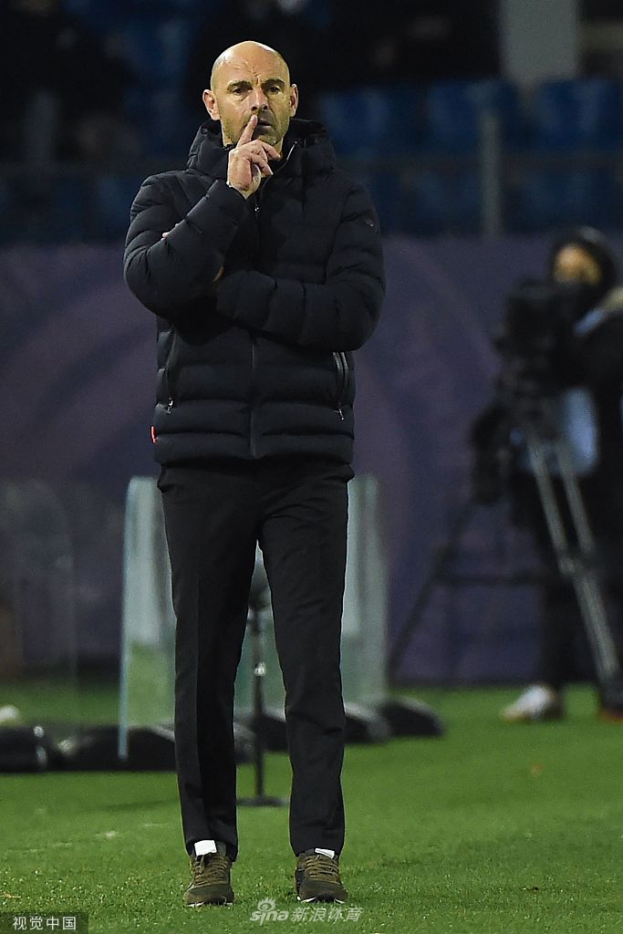 蒙彼利埃队长萨瓦尼耶以一记精妙的直接任意球破门，皮球划出弧线直挂网窝，他激动地张开双臂奔向角旗区与队友庆祝这记世界波。