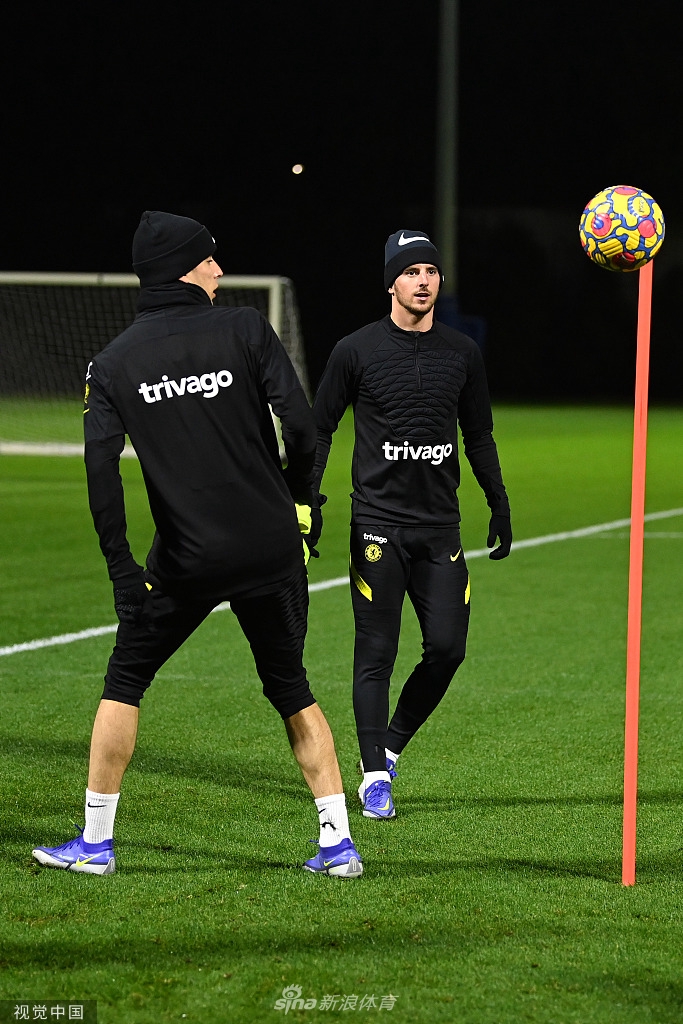 卢卡库完成一脚大力劲射后露出自信笑容，仿佛已经预见了皮球入网的瞬间。