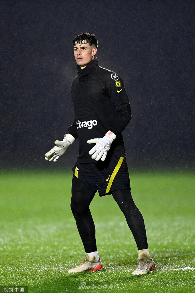 年轻球员梅森·芒特在专项技术训练中专注地颠球，目光紧随皮球，背景虚化的绿茵场映衬出他对脚下技术精益求精的执着态度。