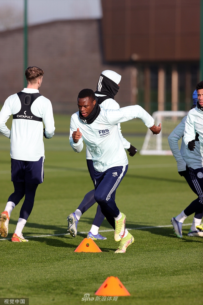 哈维·巴恩斯进行拉伸训练，专注的神情预示着他对比赛的渴望