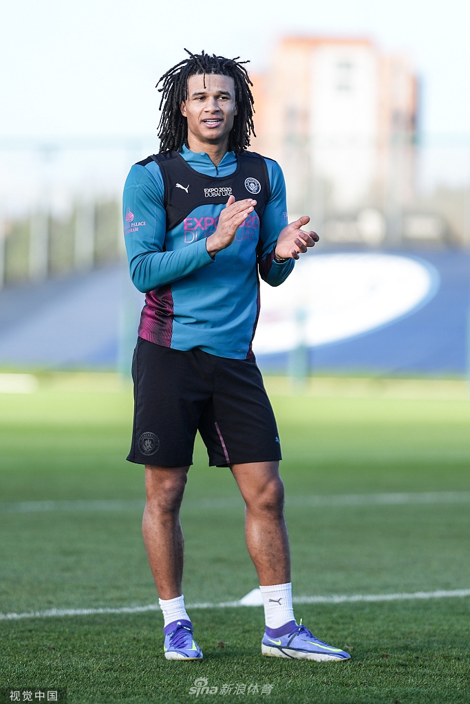 福登带球突破训练防守球员，曼城青训瑰宝在阳光下展现灵巧步伐