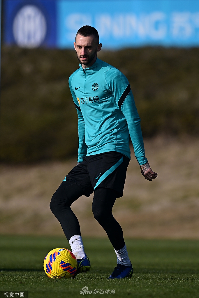 中场核心布罗佐维奇在体能训练中奋力冲刺，汗水挥洒尽显硬汉本色