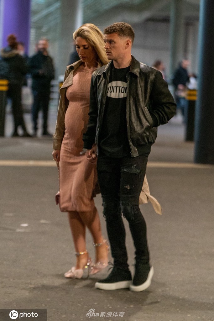 特里皮尔女友的另一个动人瞬间，她微微低头浅笑，展现出在激烈比赛之外的温馨与甜蜜时刻。