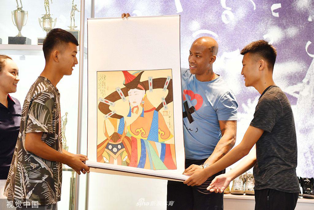 活动接近尾声,马布里与来访的内蒙古师生、北京青基会爱心小天使以及工作人员一起合影留念,所有人对着镜头竖起大拇指,记录下这充满爱心的一刻。